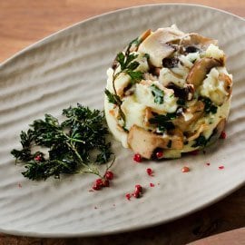 Puré de Batata com Mistura de Cogumelos e Salsa Frita