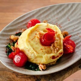 Puré de Batata com Queijo, Tomate e Nozes em base de Espinafres Salteados