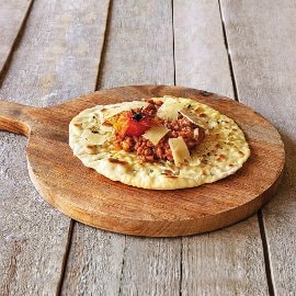 Pão Naan com crosta de 'Não Bolonhesa', Lascas de Queijo da Ilha e Tomate Cereja Frito