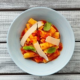 Rigatoni com Molho de Tomate e Anchovas