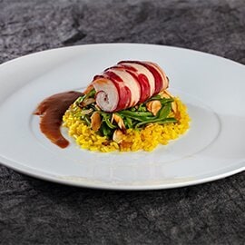 Rolinhos de frango com bacon e arroz de açafrão