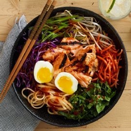 Salada Asiática de Noodles com Salmão Grelhado picante