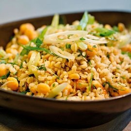Salada de Bulgur com Grão, Caju e Ervas Frescas