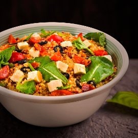 Salada de Quinoa com Queijo Feta e Tâmaras
