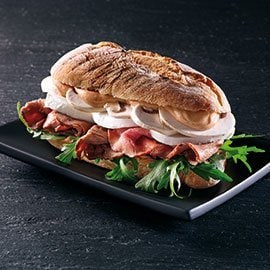 Sanduíche de rosbife, mozarela e rúcula