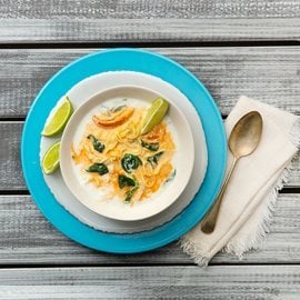 Sopa de leite de coco, frango e noodles asiáticos