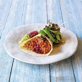 Tacos de Quinoa e "Não Carne" Picada com Guacamole e Pickles de cebola roxa