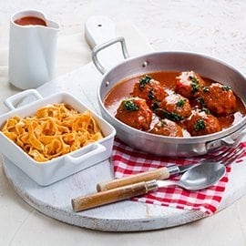 Tagliatelle fresco de tomate com almôndegas