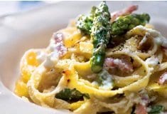 Taglietelle com Espargos Verdes, Bacon e Molho de Requeijão