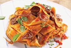 Talharim Salteado com Molho de Tomate, Carne e Mostarda