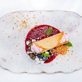 Telha de Amêndoa com Mousse de Morango e Coulis de Frutos Vermelhos