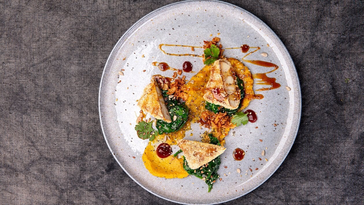 Tofu marinado e frito com puré de abóbora e molho barbecue