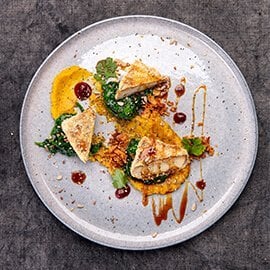 Tofu marinado e frito com puré de abóbora e molho barbecue