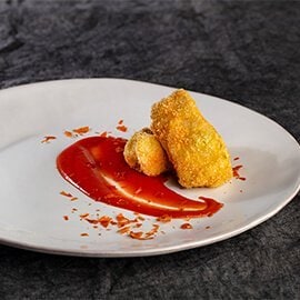 Tranche de garoupa frita com aveludado de tomate