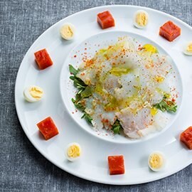 Transparência de bacalhau e salada de rúcula