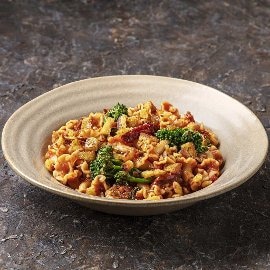 Trompetes com molho de tomate seco, bimis e broa de milho crocante