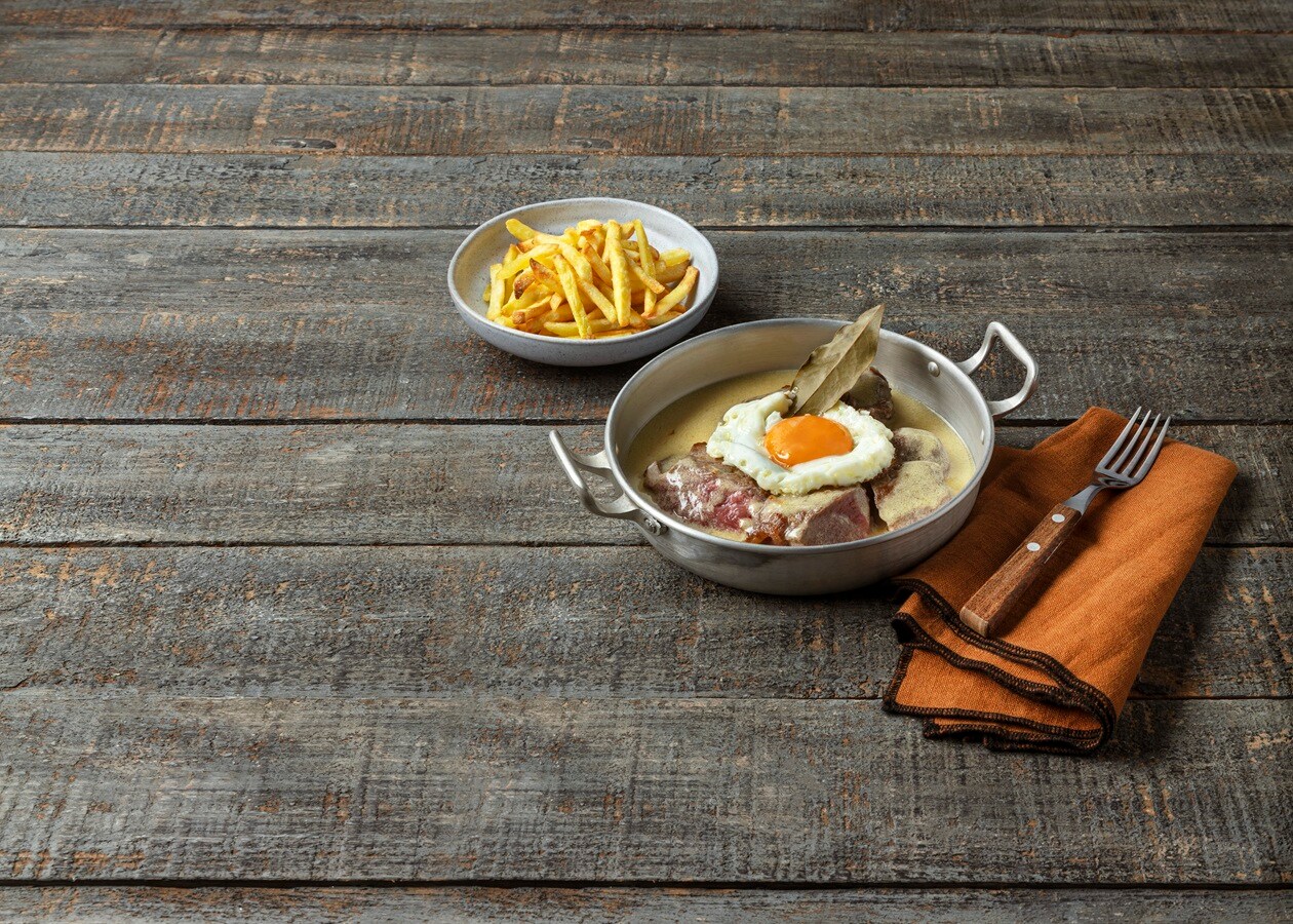 Bife com Molho Tuga e Batatas Fritas – - Receita