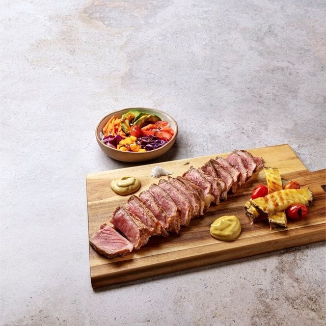 Bife grelhado com mostarda e salada composta