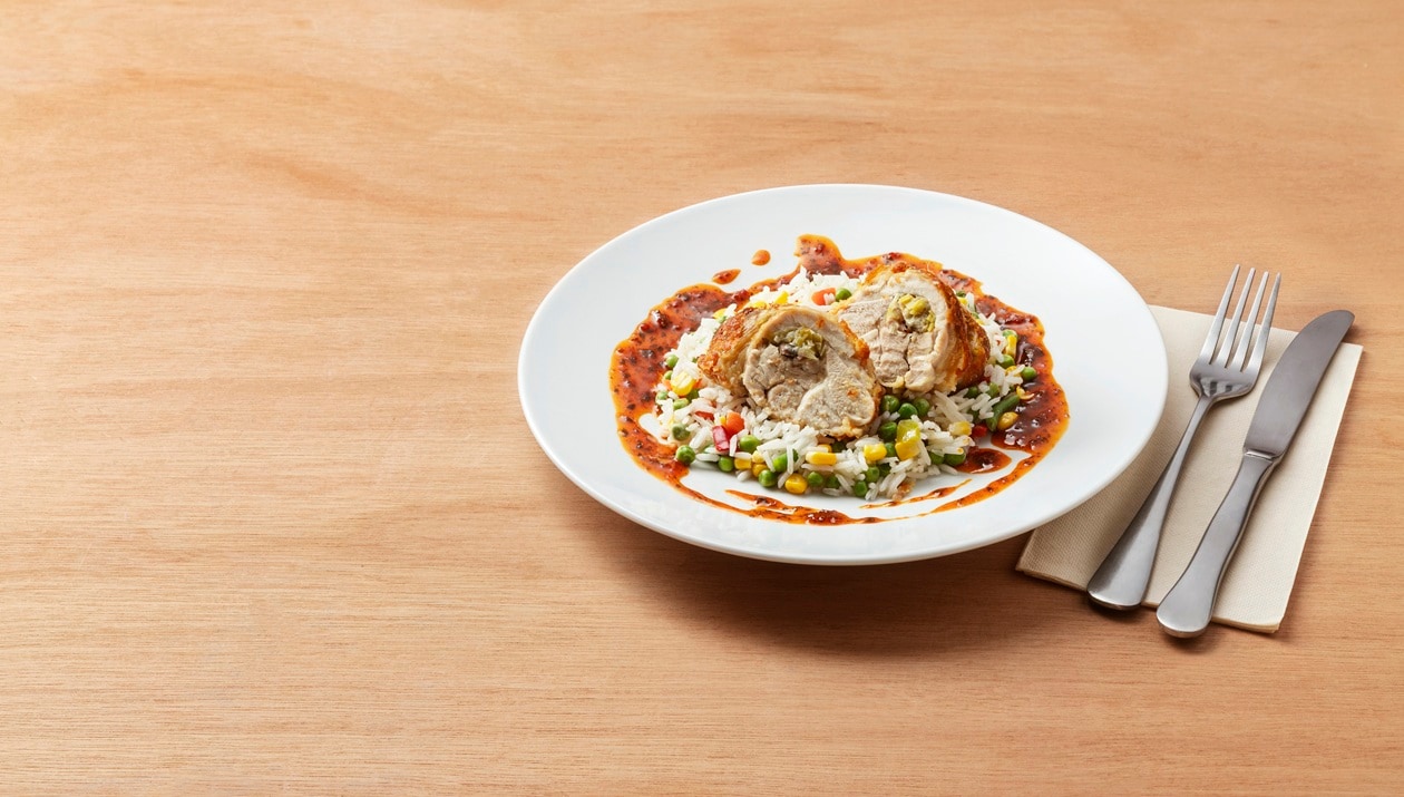 Coxas de Frango Recheadas com Arroz de Legumes e Molho Pesto Vermelho – - Receita