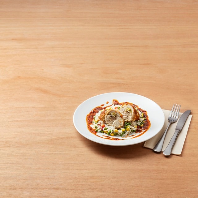 Coxas de Frango Recheadas com Arroz de Legumes e Molho Pesto Vermelho