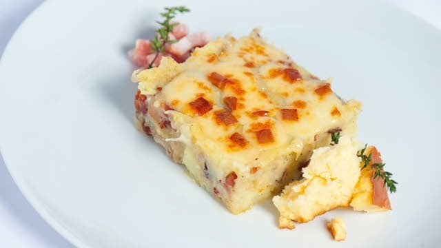 Puré de Batata com Cubos de Bacon e Crosta de Queijo Cheddar