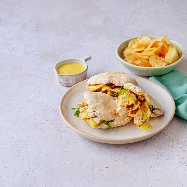 Mini Sandes de Frango com Molho de Iogurte e Caril