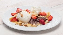 Crepe com mousse de chocolate, gelado de nata e morangos