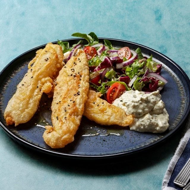 Filetes de pescada com molho tartaro, salada verde e azeite de pesto vermelho