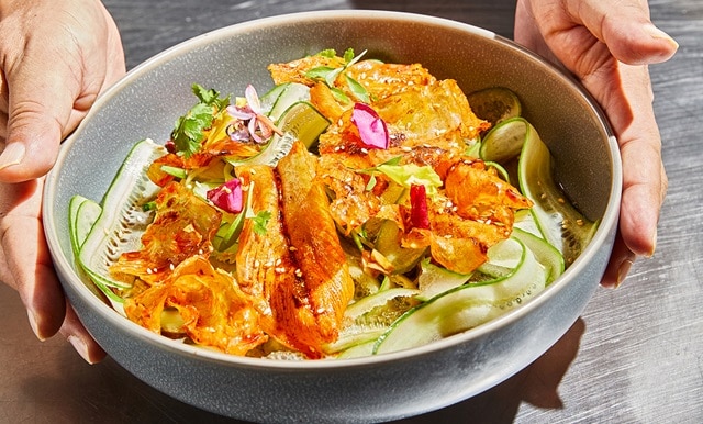 Peixe frito, salada verde e Óleo de pimenta de Sichuan