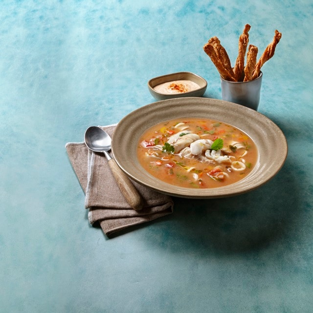 Sopa de peixe com lulas e palitos folhados