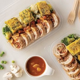 Rolo de peru recheado com cogumelos, bacon e milho frito