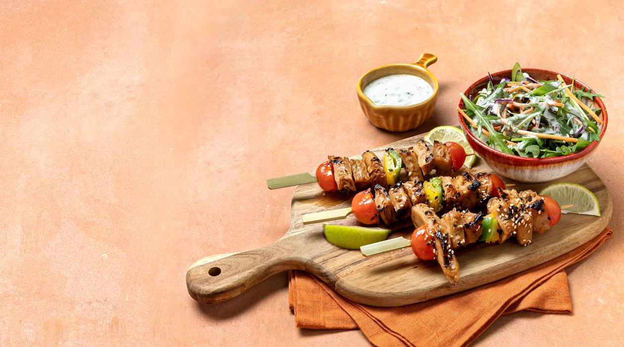 Mini Espetadas asiáticas com salada verde e molho iogurte – - Receita