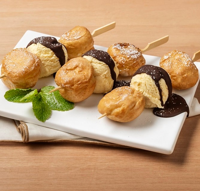 Espeto de profiteroles e gelado crunchy