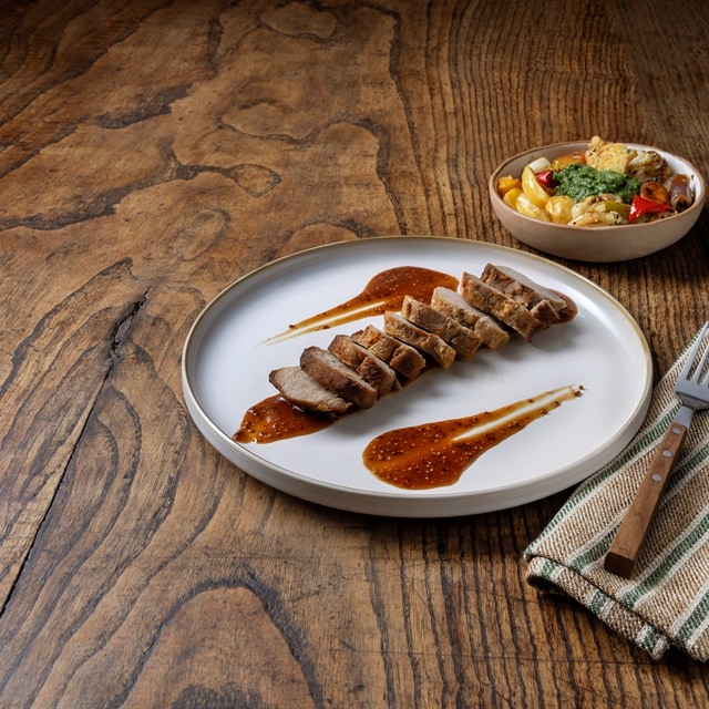 Lombinho de porco com castanhas e molho de mostarda