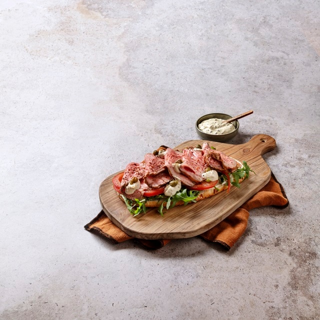 Sandes aberta de Rosbife com molho frio de mostarda