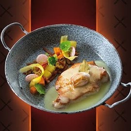 Bife de Porco com Molho Cervejeira, cubos de batata doce, nozes e presunto