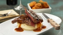 Bife de vaca com molho de vinho tinto