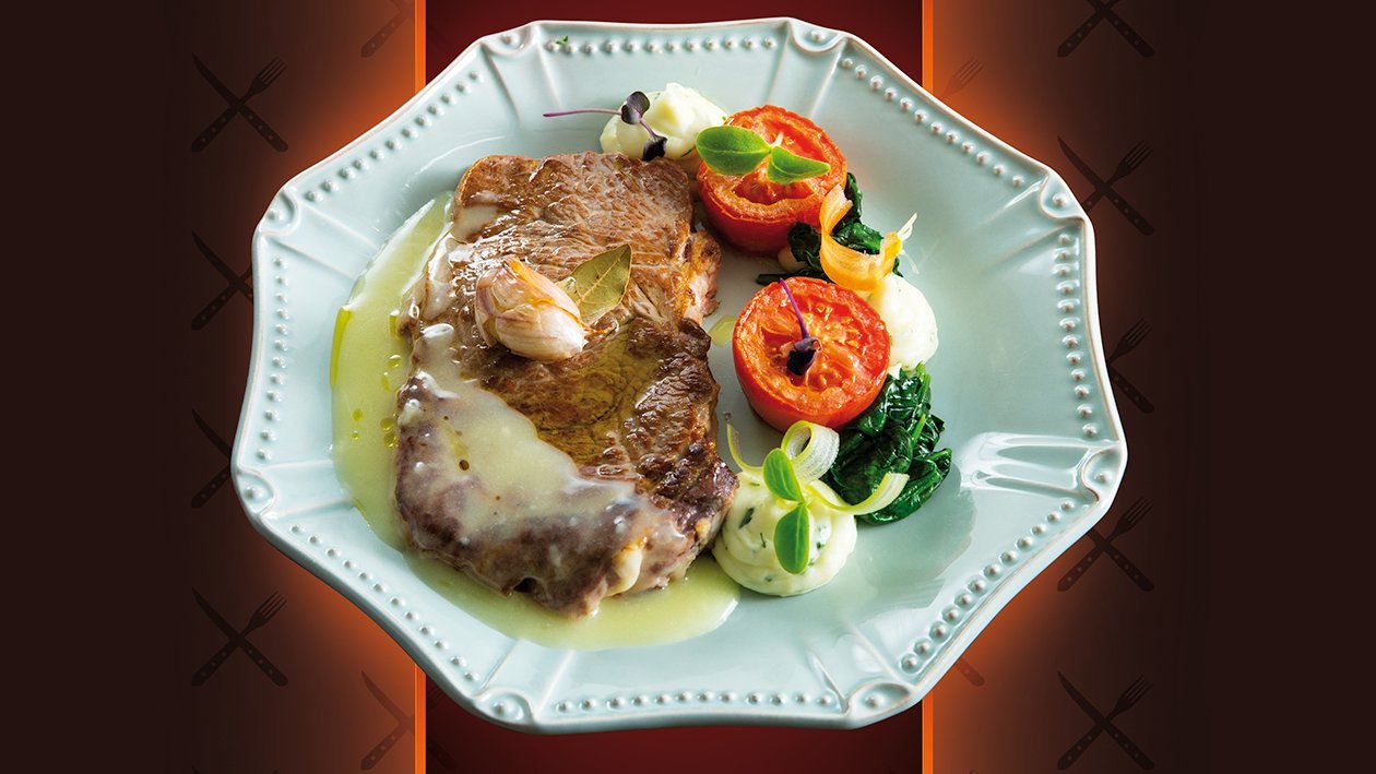 Bife de Vitela com Molho Cervejeira, tomate assado e puré de batata com salsa