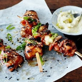 Espetadinhas de Perú com molho de Iogurte