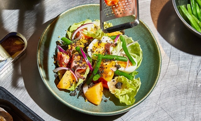 Salada Niçoise com Butarga e Crumble de Azeitona Preta