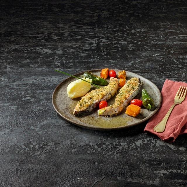 Vírgula de salmão no forno com puré e legumes assados