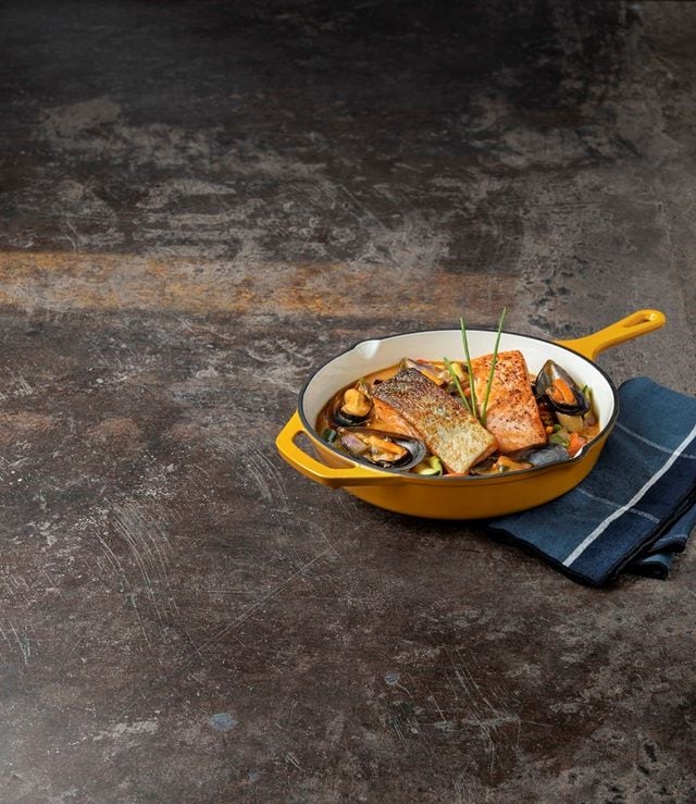 Tranche de salmão com caril de legumes e mexilhão