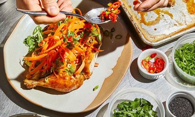 Frango grelhado com salada de noodles e molho agridoce