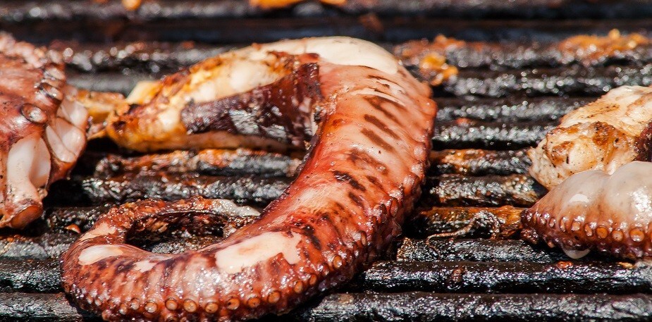 Tapas espanholas com madeira, fumo e fogo
