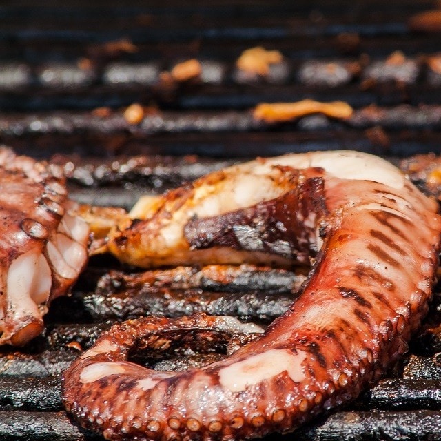 Tapas espanholas com madeira, fumo e fogo